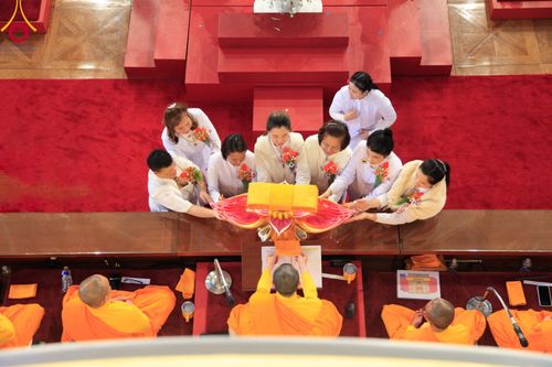 ภาพ No.96417:พิธีทอดกฐินราชันปฐพี ราชินีที่ดิน เพื่อซื้อที่ดินหลังโบสถ์ ฉลองครบรอบ 10 ปีสถาปนาโบสถ์วัดพุทธ วันอาทิตย์ที่ 19 พฤศจิกายน พ.ศ. 2566 ณ วัดพระธรรมกายนิวคาสเซิล ประเทศอังกฤษ