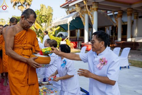 ภาพ No.131805:พิธีถวายสังฆทาน 323 วัด 4 จังหวัดชายแดนภาคใต้ ปีที่ 20 ครั้งที่ 167 และ พิธีมอบกองทุนหนุนแรงใจช่วยครูใต้ ปีที่ 17 ครั้งที่ 132 วันเสาร์ที่ 23 มีนาคม พ.ศ. 2567 ณ วัดมุจลินทวาปีวิหารพระอารามหลวง อ.หนองจิก จ.ปัตตานี