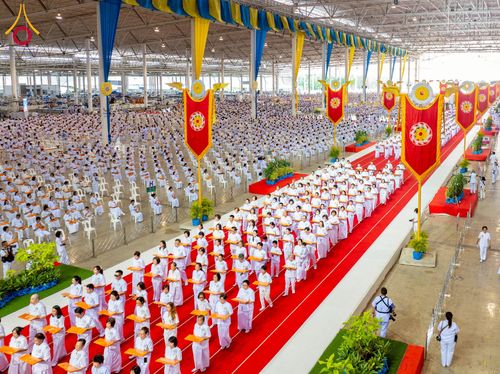 ภาพ No.215379:วันอาทิตย์ต้นเดือนที่ 6 เมษายน พ.ศ. 2568 ขบวนอัญเชิญผ้าป่าสมทบ มหาสังฆทาน 40,000 กว่าวัดทั่วประเทศ ณ สภาธรรมกายสากล วัดพระธรรมกาย