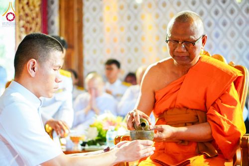 ภาพ No.146683:พิธีต้อนรับสัญญาบัตร พัดยศ ผ้าไตร ในโอกาสที่พระบาทสมเด็จพระเจ้าอยู่หัว ทรงพระกรุณาโปรดพระราชทานสัญญาบัตรตั้งสมณศักดิ์ พระวิมลศาสนวิเทศ (สำรวจ กมโล) เจ้าอาวาสวัดไทยนอร์เวย์ เป็นพระราชาคณะชั้นราช ในราชทินนามที่ “พระราชวชิรศาสนวิเทศ”