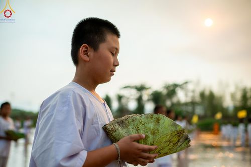 ภาพ No.63265:Photo Story  มหัศจรรย์วัดดงดินแดง Episode 1  พิธีปลงผมนาคธรรมทายาท  ในโครงการบรรพชาอุปสมบทหมู่ ฟื้นฟูพระพุทธศาสนาทั่วไทย วัดดงดินแดง ณ ลำน้ำแม่ตื่น อ.อมก๋อย จ.เชียงใหม่ วันที่ 2 เมษายน พ.ศ. 2567