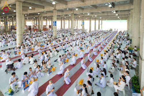 พิธีขอขมามอบผ้าไตร ในโครงการอุปสมบทหมู่ บูชาธรรมหลวงพ่อธัมมชโย พ.ศ.2567  โครงการอุปสมบทหมู่ธรรมทายาท ระดับอุดมศึกษา รุ่นที่51 (ภาคฤดูร้อน) โครงการบวชพระนานาชาติ AEC และ WAB รุ่นผู้บริหาร(รุ่นที่2) ณ ลานธรรม พระมหาธรรมกายเจดีย์ วันที่ 13 เมษายน พ.ศ. 2567