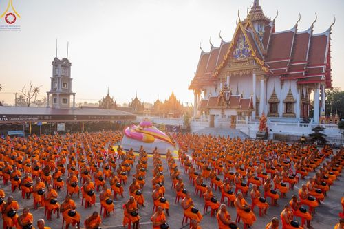ภาพ No.197629:พิธีตักบาตรพระธรรมยาตรา ณ อนุสรณ์สถานลำดับที่ 4 สถานที่เกิดด้วยกายธรรม วัดโบสถ์(บน) ต.บางคูเวียง จ.นนทบุรี ในโครงการธรรมยาตรา กตัญญูบูชา มหาปูชนียาจารย์ พระมงคลเทพมุนี(สด จนฺทสโร) พระผู้ปราบมาร อนุสรณ์สถาน 7 แห่ง ปีที่ 13 วันที่ 19 มกราคม พ.ศ. 2568