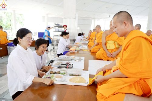 ภาพ No.248514:วันที่ 27 กันยายน พ.ศ. 2568 พิธีถวายเมนูสวรรค์เพื่อการบรรลุธรรม ณ หอฉันคุณยายอาจารย์ฯ วัดพระธรรมกาย