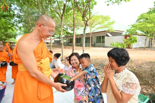 ภาพ No.62847:พิธีตักบาตรฉลองสามเณรใหม่ ในโครงการบรรพชาสามเณร ฟื้นฟูพระพุทธศาสนาทั่วไทย ณ ศูนย์ปฏิบัติธรรมพนมสารคาม(เพชรตะวัน) จ.ฉะเชิงเทรา วันที่ 12 เมษายน พ.ศ. 2567