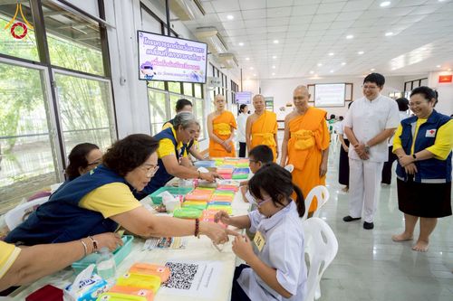 ภาพ No.230337:วันจันทร์ที่ 30 มิถุนายน พ.ศ. 2568 เจ้าอาวาสวัดพระธรรมกาย เยี่ยมอนุโมทนาให้กำลังใจ บุคลากรทางการแพทย์-เจ้าหน้าที่ผู้ปฏิบัติงาน โครงการรถตัดแว่นสายตาเคลื่อนที่สภากาชาดไทย เพื่อเด็กนักเรียนในชนบท พื้นที่จังหวัดปทุมธานี