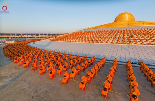 ภาพ No.105235:พิธีตักบาตรฉลองพระบวชใหม่ รุ่นบูชาธรรมมหาปูชนียาจารย์ และต้อนรับศักราชใหม่ วันจันทร์ที่ 1 มกราคม พ.ศ. 2567 ณ ลานธรรมพระมหาธรรมกายเจดีย์ วัดพระธรรมกาย