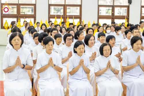 ภาพ No.179587:พิธีเจริญพระพุทธมนต์ พิธีทำบุญตักบาตรถวายพระราชกุศล และพิธีวางพานพุ่มดอกไม้ถวายราชสักการะ  แด่พระบาทสมเด็จพระบรมชนกาธิเบศร มหาภูมิพลอดุลยเดชมหาราช บรมนาถบพิตร เนื่องในวันคล้ายวันพระบรมราชสมภพ วันชาติ และวันพ่อแห่งชาติ วันพฤหัสบดีที่ 5 ธันวาคม พ.ศ. 2567 ณ