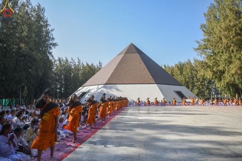 ภาพ No.193248:พิธีต้อนรับพระธรรมยาตรา ณ อนุสรณ์สถาน สถานที่เกิดในเพศสมณะ วัดสองพี่น้อง อำเภอสองพี่น้อง จังหวัดสุพรรณบุรี ในโครงการธรรมยาตรา กตัญญูบูชา มหาปูชนียาจารย์ พระมงคลเทพมุนี(สด จนฺทสโร) พระผู้ปราบมาร อนุสรณ์สถาน 7 แห่ง ปีที่ 13 วันที่ 11 มกราคม พ.ศ. 2568