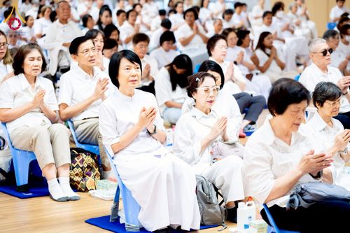 ภาพ No.239558:วันอาทิตย์ที่ 17 สิงหาคม พ.ศ. 2568 พิธีถวายคิลานเภสัช และอุปกรณ์ทางการแพทย์ แด่คณะสงฆ์ เนื่องในวันธรรมชัย ณ ห้องแก้วสารพัดนึก 2 สภาธรรมกายสากล วัดพระธรรมกาย