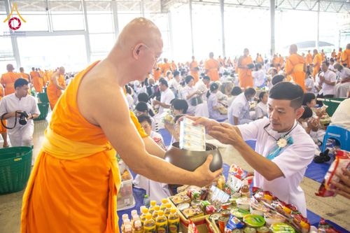 ภาพ No.133812:พิธีตักบาตร ข้าวสารอาหารแห้ง ณ บ้านแก้วเรือนทองคุณยายฯ สภาธรรมกายสากล วัดพระธรรมกาย วันอาทิตย์ต้นเดือนที่ 7 เมษายน พ.ศ. 2567