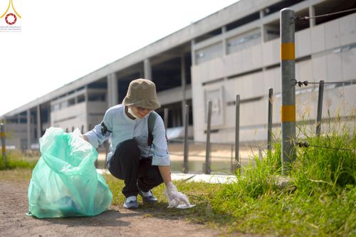 ภาพ No.220455:วันที่ 23-25 เมษายน พ.ศ. 2568 เจ้าหน้าที่และสาธุชนช่วยกัน รับบุญเก็บงานวันคุ้มครองโลก ณ วัดพระธรรมกาย