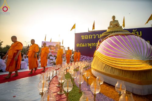 ภาพ No.112003:พิธีจุดประทีปถวายเป็นพุทธบูชา และบูชาธรรมมหาปูชนียาจารย์ พระมงคลเทพมุนี(สด จนฺทสโร) ในโครงการธรรมยาตรา กตัญญูบูชา มหาปูชนียาจารย์ พระมงคลเทพมุนี(สด จนฺทสโร) พระผู้ปราบมาร อนุสรณ์สถาน 7 แห่ง ปีที่ 12 วันที่ 14 มกราคม พ.ศ. 2567 ณ วัดสองพี่น้อง อ.สองพี่น้อง