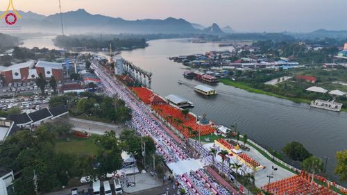 ภาพ No.101809:ตักบาตรพระ 10,000 รูป เติมบุญให้แผ่นดิน เนื่องในโอกาส 192 ปี จังหวัดกาญจนบุรี หนึ่งในโครงการตักบาตรพระ 2,000,000 รูป  77 จังหวัดทุกวัดทั่วไทย วันจันทร์ที่ 11 ธันวาคม พ.ศ. 2566 บริเวณถนนสองแคว (SKY WALK) เมืองกาญจนบุรี