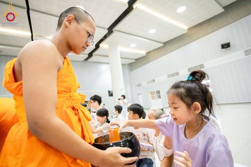 ภาพ No.60766:พิธีตักบาตรพระภิกษุสามเณร ธรรมทายาทระดับอุดมศึกษา วันเสาร์ที่ 20 เมษายน พ.ศ. 2567 ณ ห้องปฎิบัติธรรม ชั้นลอย มหารัตนวิหารคด 13 วัดพระธรรมกาย จ.ปทุมธานี