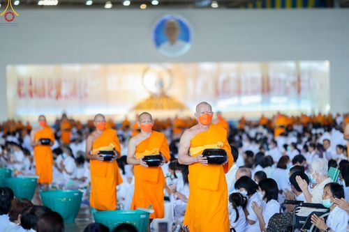 ภาพ No.86820:พิธีตักบาตร , พิธีบูชาข้าวพระ , พิธีจุดเทียนใจ ไฟนิรันดร์ อนันตชัย ในวันอาทิตย์ต้นเดือน 3 กันยายน พ.ศ. 2566 ณ วัดพระธรรมกาย