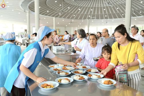 ภาพ No.228793:วันที่ 24 พฤษภาคม และ วันที่ 14 มิถุนายน พ.ศ.2568 พิธีถวายภัตตาหารเมนูสวรรค์ เพื่อการบรรลุธรรม ณ หอฉันคุณยายอาจารย์ฯ วัดพระธรรมกาย