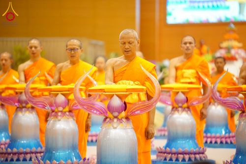 ภาพ No.215689:วันอาทิตย์ต้นเดือนที่ 6 เมษายน พ.ศ. 2568 พิธีทอดผ้าป่าสมทบ เพื่องานถวายมหาสังฆทาน 40,000 กว่าวัดทั่วประเทศ ณ สภาธรรมกายสากล วัดพระธรรมกาย