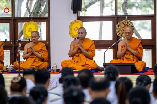 ภาพ No.179578:พิธีเจริญพระพุทธมนต์ พิธีทำบุญตักบาตรถวายพระราชกุศล และพิธีวางพานพุ่มดอกไม้ถวายราชสักการะ  แด่พระบาทสมเด็จพระบรมชนกาธิเบศร มหาภูมิพลอดุลยเดชมหาราช บรมนาถบพิตร เนื่องในวันคล้ายวันพระบรมราชสมภพ วันชาติ และวันพ่อแห่งชาติ วันพฤหัสบดีที่ 5 ธันวาคม พ.ศ. 2567 ณ