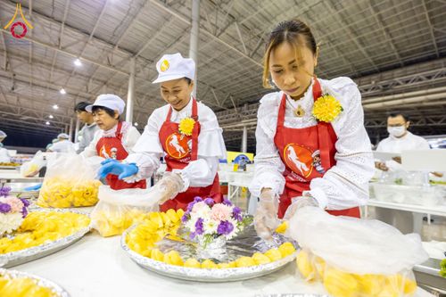 ภาพ No.203177:พิธีถวายภัตตาหารเป็นสังฆทาน แด่พระธรรมยาตรา ณ วัดพระธรรมกาย ตำบลคลองสาม อำเภอคลองหลวง จังหวัดปทุมธานี ในโครงการธรรมยาตรา กตัญญูบูชา มหาปูชนียาจารย์ พระมงคลเทพมุนี(สด จนฺทสโร) พระผู้ปราบมาร อนุสรณ์สถาน 7 แห่ง ปีที่ 13 วันที่ 29 มกราคม พ.ศ. 2568