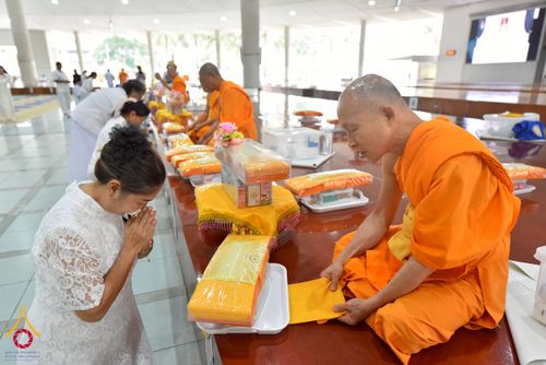 ภาพ No.267542:วันที่ 7 พฤศจิกายน พ.ศ. 2568 พสกนิกรอำเภอคลองหลวง รวมใจบำเพ็ญกุศลปัณรสมวาร (15 วัน) อุทิศถวายเป็นพระราชกุศลแด่ “สมเด็จพระพันปีหลวง” ณ วัดพระธรรมกาย