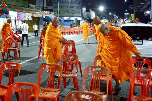 ภาพ No.237320:วันที่ 9-10 สิงหาคม พ.ศ. 2568 การเตรียมงาน เก็บงาน ของเจ้าหน้าที่ทุกสถานะ ในงานมหาสังฆทาน ตักบาตรพระ 10,000 รูป ใจกลางเมืองหาดใหญ่ จ.สงขลา