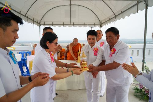 ภาพ No.131428:พิธีอัญเชิญพระบรมสารีริกธาตุ และองค์พระพุทธรัตนกายสิทธิ์ ติดตั้งองค์พระเจดีย์จตุรทิศ ถวายองค์พระเจดีย์ ลานธรรมและกำแพงแก้ว ถวายเป็นพุทธบูชา น้อมถวายบูชาธรรมหลวงพ่ออายุวัฒนมงคล ๘๐ พรรษา วันเสาร์ที่ ๑๖ มีนาคม พ.ศ. ๒๕๖๗ ณ วัดเขาพญาปราบ ต.ตะขบ อ.ปักธงชัย จ.น