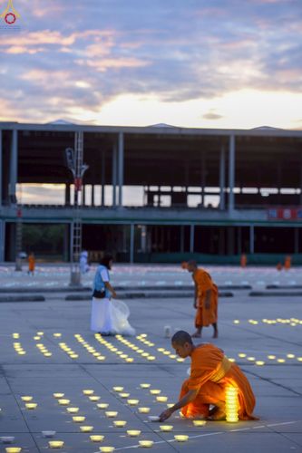 ภาพ No.240960:วันพุธที่ 27 สิงหาคม พ.ศ. 2568 พิธีจุดประทีป ในวันธรรมชัย ณ วัดพระธรรมกาย