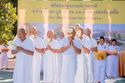 ภาพ No.252218:วันที่ 4-5 ตุลาคม พ.ศ. 2568  วัดพระธรรมกายแคลิฟอร์เนีย ประเทศสหรัฐอเมริกา ได้จัดพิธีตัดปอยผม โดยคณะสงฆ์ ญาติ ๆ และสาธุชน ให้กับนาคธรรมทายาท 8 ท่าน และได้จัดพิธีบรรพชา-อุปสมบท ฉลองพิธีทอดกฐินบรมจักรพรรดิ สร้างอุโบสถ 82 ปี บูชาธรรมหลวงพ่อธัมมชโย