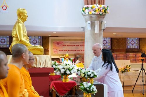 ภาพ No.159900:พิธีบูชาข้าวพระ วันอาทิตย์ต้นเดือน ณ วัดพระธรรมกายลอนดอน วันที่ 6 ตุลาคม พ.ศ. 2567