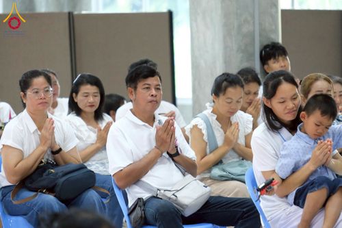 ภาพ No.277910:พิธีตัดปอยผมและปลงผมนาคธรรมทายาท พิธีขอขมาผู้ปกครอง ณ ศูนย์อบรมเยาวชนนครปฐม จ.นครปฐม และพิธีมอบบาตร ผ้าไตร นาคธรรมทายาท พิธีบรรพชา อุปสมบทหมู่ ณ วัดลาดหญ้าไทร จ.นครปฐม