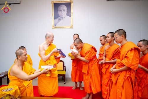 ภาพ No.222956:วันที่ 23 เมษายน พ.ศ. 2568 หลวงพ่อทัตตชีโวต้อนรับคณะสงฆ์ World Pec ณ อาคาร 100 ปี คุณยายมหารัตนอุบาสิกาจันทร์ ขนนกยูง วัดพระธรรมกาย