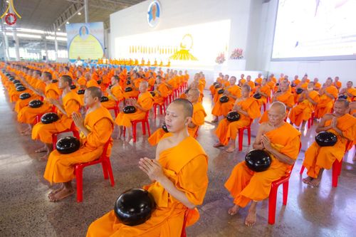 ภาพ No.139046:พิธีตักบาตร , พิธีบูชาข้าวพระ ณ ห้องแก้วสารพัด 1 สภาธรรมกายสากล วัดพระธรรมกาย วันอาทิตย์ต้นเดือนที่ 2 มิถุนายน พ.ศ. 2567