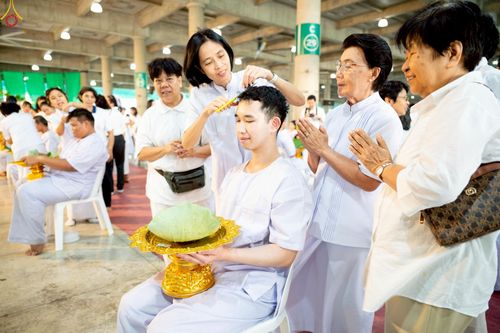 ภาพ No.242938:วันที่ 31 สิงหาคม พ.ศ. 2568 พิธีตัดปอยผมและปลงผม โครงการอุปสมบทหมู่บูชาธรรม ครบรอบ 108 ปี วันครูผู้ค้นพบวิชชาธรรมกาย ณ วัดพระธรรมกาย