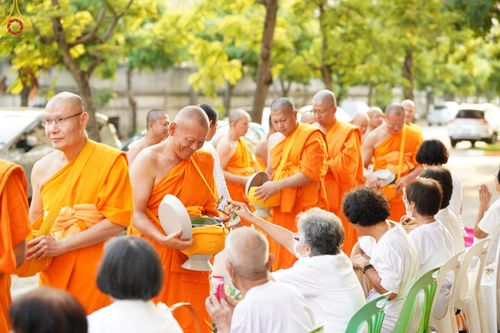 ภาพ No.136026:พระธรรมทายาท โครงการบวชพระนานาชาติ AEC & WAB ผู้บริหารรุ่นที่ 2 บิณฑบาต ณ หอฉันคุณยายอาจารย์ฯ เมืองแก้วมณี หมู่บ้านแก้วพุทธรักษา วันที่ 28 เมษายน พ.ศ. 2567