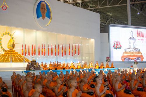 ภาพ No.150980:พิธีตักบาตร ในวันอาทิตย์ต้นเดือน วันที่ 1 กันยายน พ.ศ. 2567 ณ สภาธรรมกายสากล วัดพระธรรมกาย