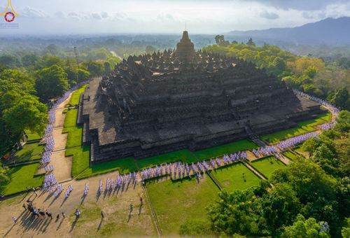 ภาพ No.103040:พิธีวันทาเจดีย์ พิธีเวียนประทักษิณ ธรรมทายาทชาวอินโดนีเซียกว่า 1,000 คน ณ มหาเจดีย์บุโรพุทโธ ประเทศอินโดนีเซีย ในวันที่ 19 ธันวาคม พ.ศ. 2566