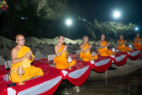 ภาพ No.138621:Photo Story  มหัศจรรย์วัดดงดินแดง Episode 6 พระภิกษุ-สามเณร ในโครงการบรรพชาอุปสมบทหมู่  กว่า 500 รูป และศีลจาริณีกว่า 300 คน ร่วมกันก่อพระเจดีย์ทราย 20,000 องค์ และจุดประทีป  บูชาธรรม 80 ปี หลวงพ่อธมฺมชโย กลางลำน้ำแม่ตื่น