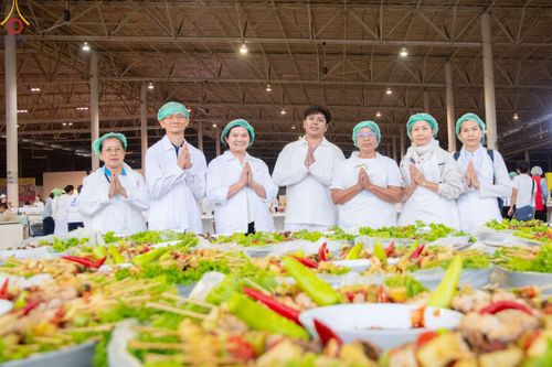 ภาพ No.188151:พิธีถวายภัตตาหารเป็นสังฆทาน แด่พระธรรมยาตรา ในโครงการธรรมยาตรา กตัญญูบูชา มหาปูชนียาจารย์ พระมงคลเทพมุนี(สด จนฺทสโร) พระผู้ปราบมาร อนุสรณ์สถาน 7 แห่ง ปีที่ 13 ณ สภาธรรมกายสากล วัดพระธรรมกาย วันที่ 2 มกราคม พ.ศ. 2568