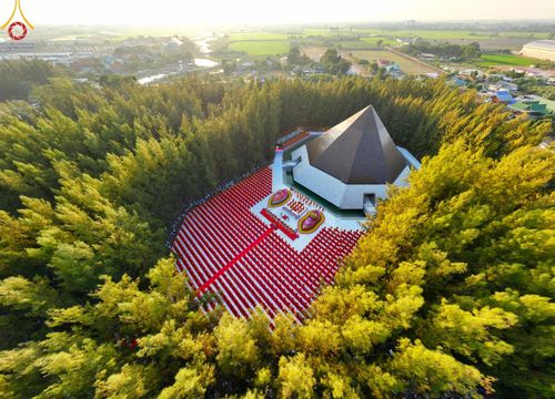ภาพ No.190089:พิธีจุดประทีปถวายเป็นพุทธบูชา และบูชาธรรมมหาปูชนียาจารย์ ณ อนุสรณ์สถานมหาวิหารพระมงคลเทพมุนี (โลตัสแลนด์) อ.สองพี่น้อง จ.สุพรรณบุรี ในโครงการธรรมยาตรา กตัญญูบูชา มหาปูชนียาจารย์ พระมงคลเทพมุนี(สด จนฺทสโร) พระผู้ปราบมาร อนุสรณ์สถาน 7 แห่ง ปีที่ 13