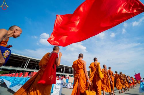 ภาพ No.221541:วันอังคารที่ 22 เมษายน พ.ศ. 2568 ภาพพิธีถวายมหาสังฆทานคณะสงฆ์ 40,000 กว่าวัดทั่วประเทศ เนื่องในวันคุ้มครองโลก ชุดที่ 2 (ปลื้มให้สมการรอคอย) ณ ลานธรรมพระมหาธรรมกายเจดีย์ วัดพระธรรมกาย