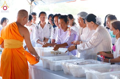ภาพ No.129231:พิธีถวายภัตตาหารเป็นสังฆทาน แด่คณะพระธรรมยาตราฯ ในโครงการธรรมยาตราอัญเชิญพระบรมสารีริกธาตุ  ประดิษฐาน ณ มหารัตนเจดีย์สิริปทุมสวรรค์ อ.บางกล่ำ จ.สงขลา วันที่ 11 มีนาคม พ.ศ. 2567