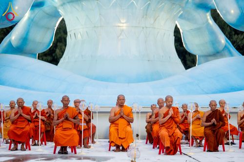 ภาพ No.266084:วันพุธที่ 5 พฤศจิกายน พ.ศ. 2568 (วันพระ ขึ้น 15 ค่ำ เดือน 12) พิธีจุดประทีปโคมลาน, โคมลอย และลอยกระทง ถวายประทีปเป็นพุทธบูชา สร้างความสว่างไสวให้กับแผ่นดินด้วยแสงธรรม ณ พุทธอุทยานนานาชาติ จังหวัดหนองคาย