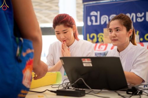 ภาพ No.60298:การต้อนรับพระสังฆาธิการ 10,000 กว่าวัดทั่วประเทศ พิธีมอบปัจจัยช่วยเหลือครู 4 จังหวัดชายแดนภาคใต้ พิธีปฏิบัติธรรม ในวันคุ้มครองโลก วันจันทร์ที่ 22 เมษายน พ.ศ.2567 ณ วัดพระธรรมกาย จ.ปทุมธานี