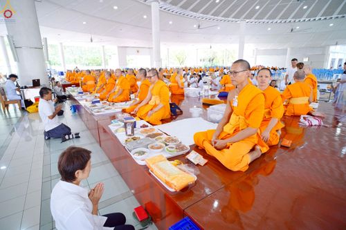 ภาพ No.229468:วันเสาร์ที่ 21 มิถุนายน พ.ศ. 2568 พิธีถวายภัตตาหารเมนูสวรรค์ เพื่อการบรรลุธรรม ณ หอฉันคุณยายอาจารย์ฯ วัดพระธรรมกาย