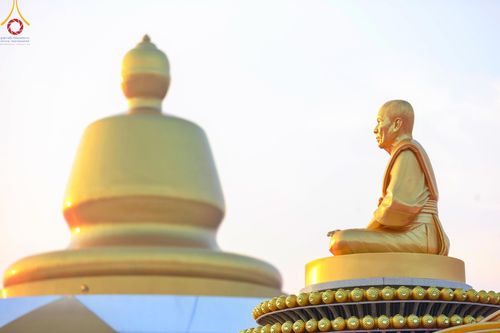 ภาพ No.201008:พิธีตักบาตรพระธรรมยาตรา ณ อนุสรณ์สถานลำดับที่ 5 สถานที่เผยแผ่วิชชาธรรมกายครั้งแรก อนุสรณ์สถานบางปลา วัดบางปลา อำเภอบางเลน จังหวัดนครปฐม ในโครงการธรรมยาตรา กตัญญูบูชา มหาปูชนียาจารย์ พระมงคลเทพมุนี(สด จนฺทสโร) พระผู้ปราบมาร อนุสรณ์สถาน 7 แห่ง ปีที่ 13