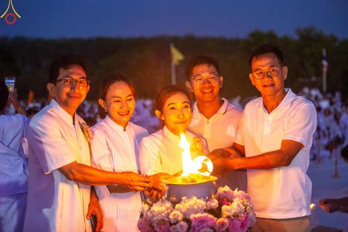 ภาพ No.129587:พิธีจุดประทีป 10,000 ดวง น้อมถวายเป็นพุทธบูชา ณ มหารัตนเจดีย์สิริปทุมสวรรค์ (เจดีย์อริยพุทธะ 5 พระองค์) ศูนย์ปฏิบัติธรรมภาคใต้ อ.บางกล่ำ จ.สงขลา  วันที่ 10 มีนาคม พ.ศ. 2567