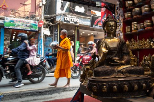 ภาพ No.80213:สามเณรในโครงการบรรพชาสามเณรหมู่ รับบิณฑบาตจากญาติโยมสาธชุน บริเวณชุมชน Patan และ Thamel กรุงกาฐมาณฑุ ประเทศเนปาล วันที่ 31 มีนาคม พ.ศ. 2566