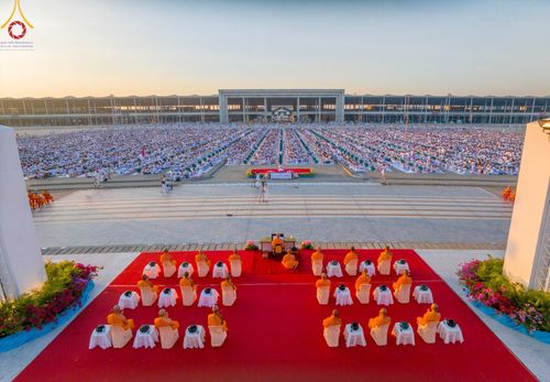 ภาพ No.105226:พิธีตักบาตรฉลองพระบวชใหม่ รุ่นบูชาธรรมมหาปูชนียาจารย์ และต้อนรับศักราชใหม่ วันจันทร์ที่ 1 มกราคม พ.ศ. 2567 ณ ลานธรรมพระมหาธรรมกายเจดีย์ วัดพระธรรมกาย