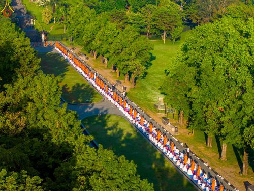 ภาพ No.104109:พิธีเดินธรรมยาตรา สามเณรธรรมทายาทชาวอินโดนีเซียกว่า 1,000 รูป ณ มหาเจดีย์บุโรพุทโธ ประเทศอินโดนีเซีย ในวันที่ 21 ธันวาคม พ.ศ. 2566